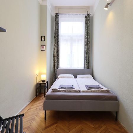 Joseph Boulevard Apartment - 3Bdr, 2Bath, 8Ppl Budapest Exteriör bild