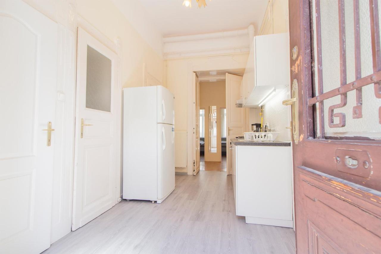 Joseph Boulevard Apartment - 3Bdr, 2Bath, 8Ppl Budapest Exteriör bild