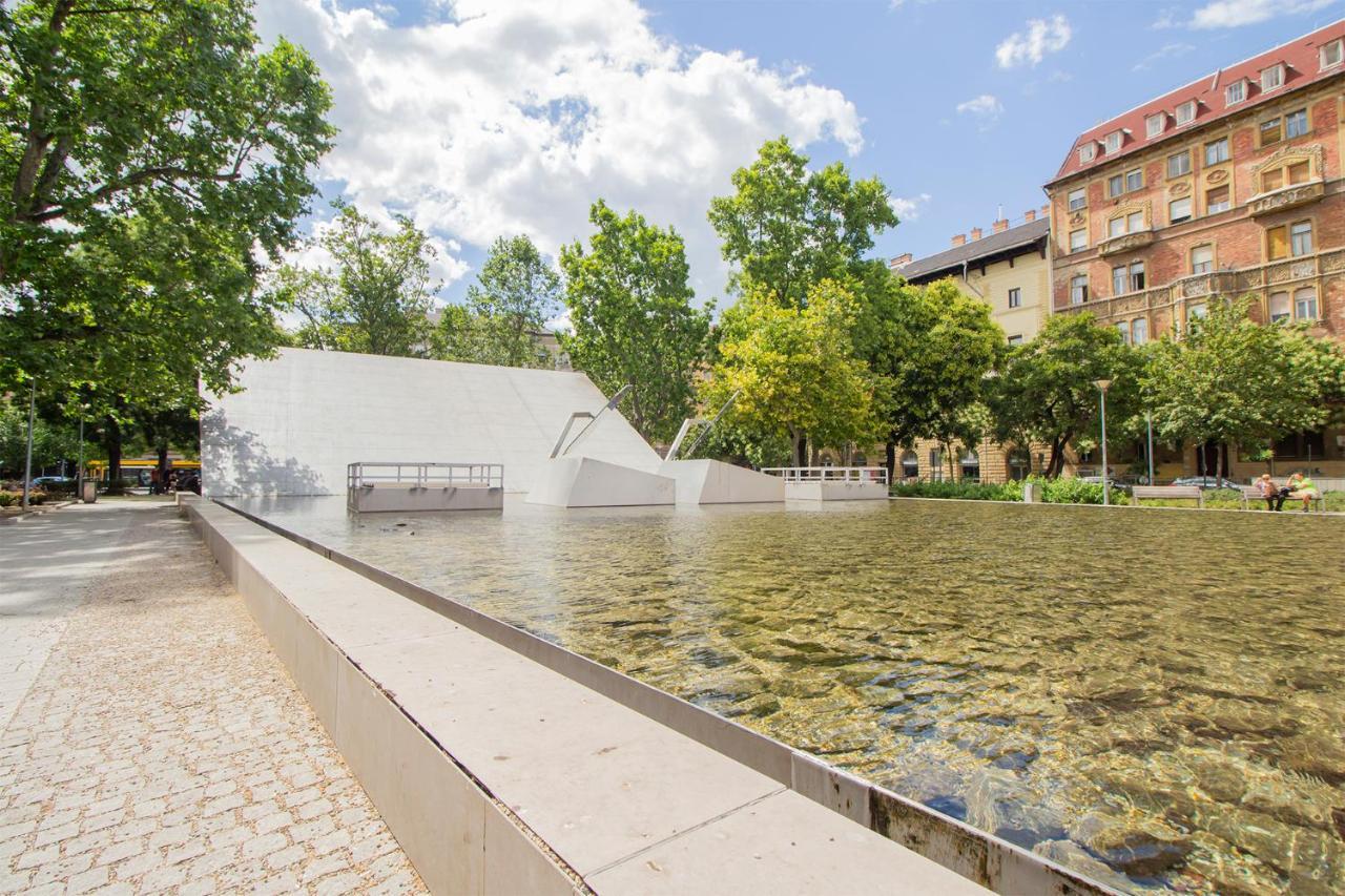 Joseph Boulevard Apartment - 3Bdr, 2Bath, 8Ppl Budapest Exteriör bild