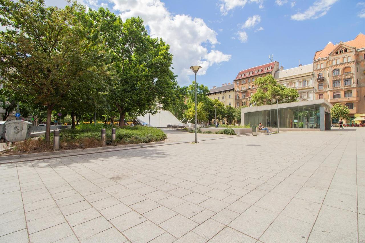 Joseph Boulevard Apartment - 3Bdr, 2Bath, 8Ppl Budapest Exteriör bild