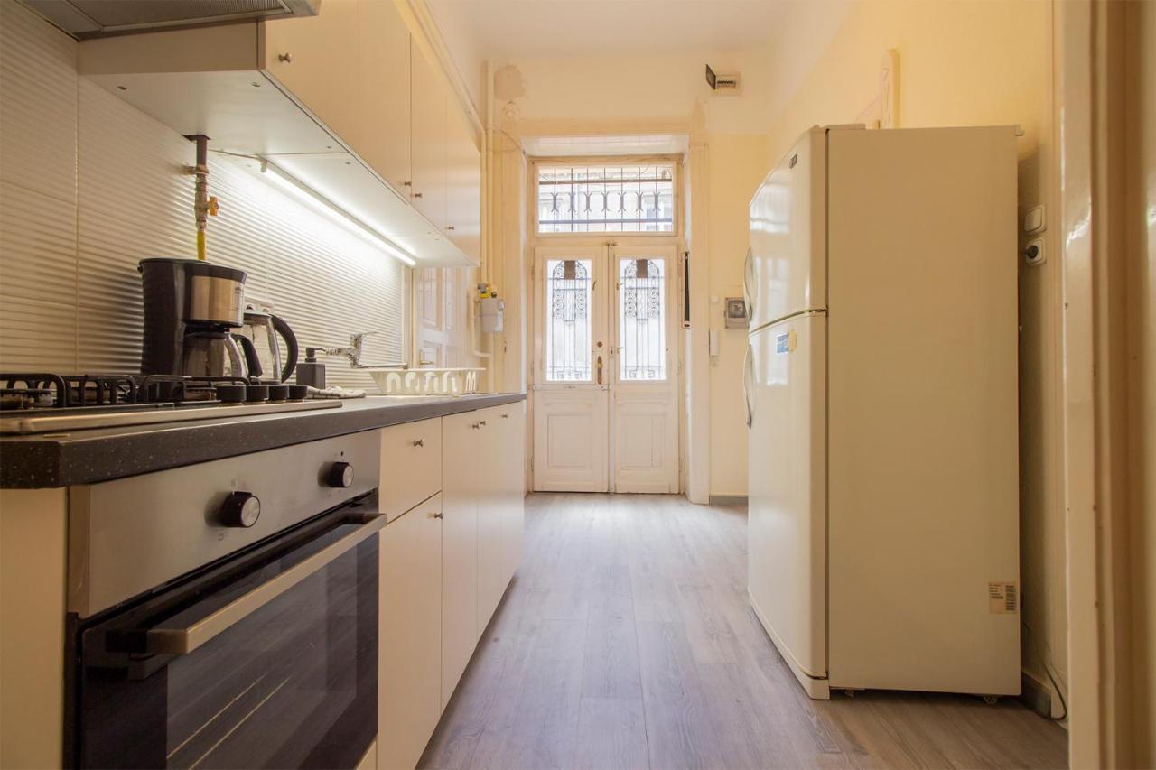 Joseph Boulevard Apartment - 3Bdr, 2Bath, 8Ppl Budapest Exteriör bild
