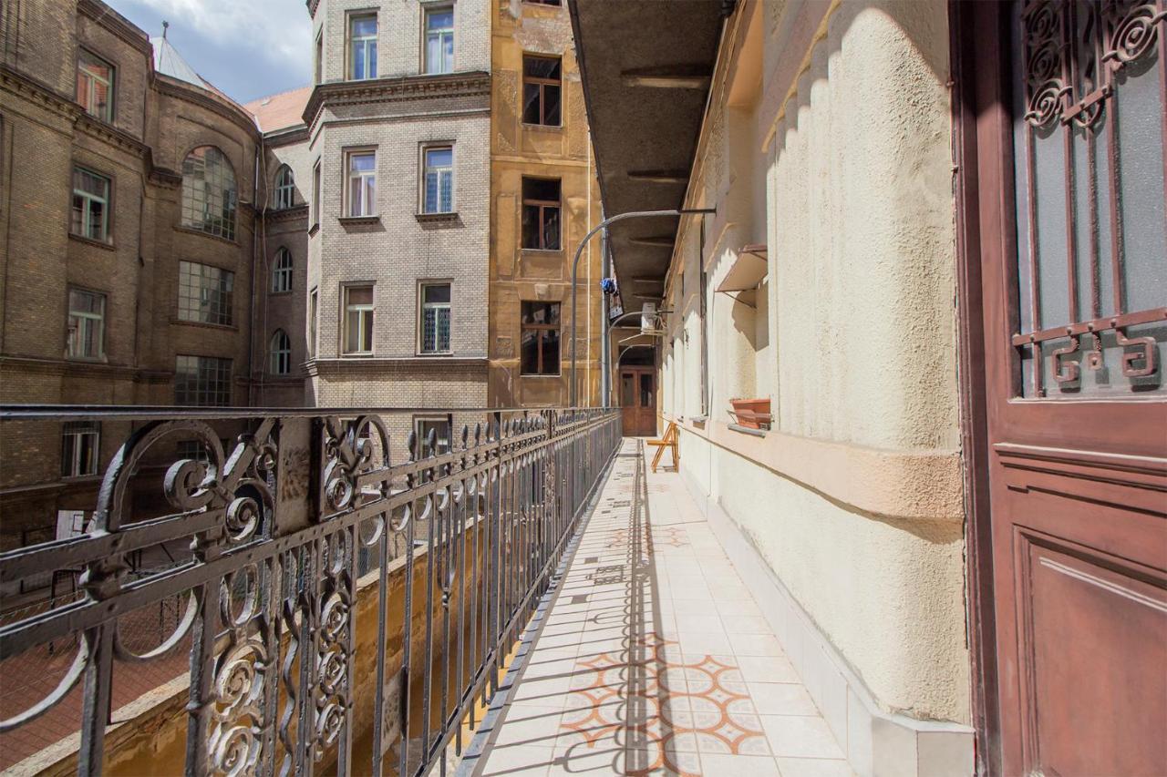 Joseph Boulevard Apartment - 3Bdr, 2Bath, 8Ppl Budapest Exteriör bild