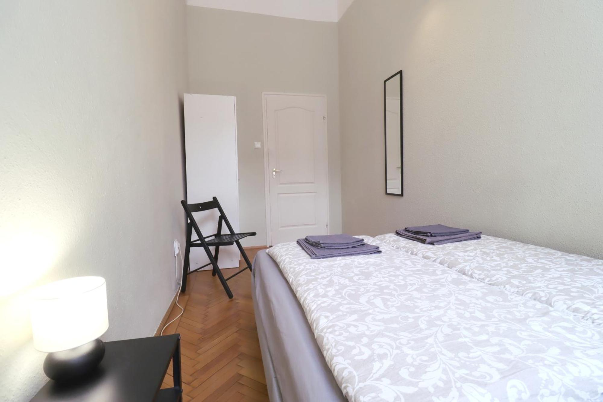 Joseph Boulevard Apartment - 3Bdr, 2Bath, 8Ppl Budapest Exteriör bild