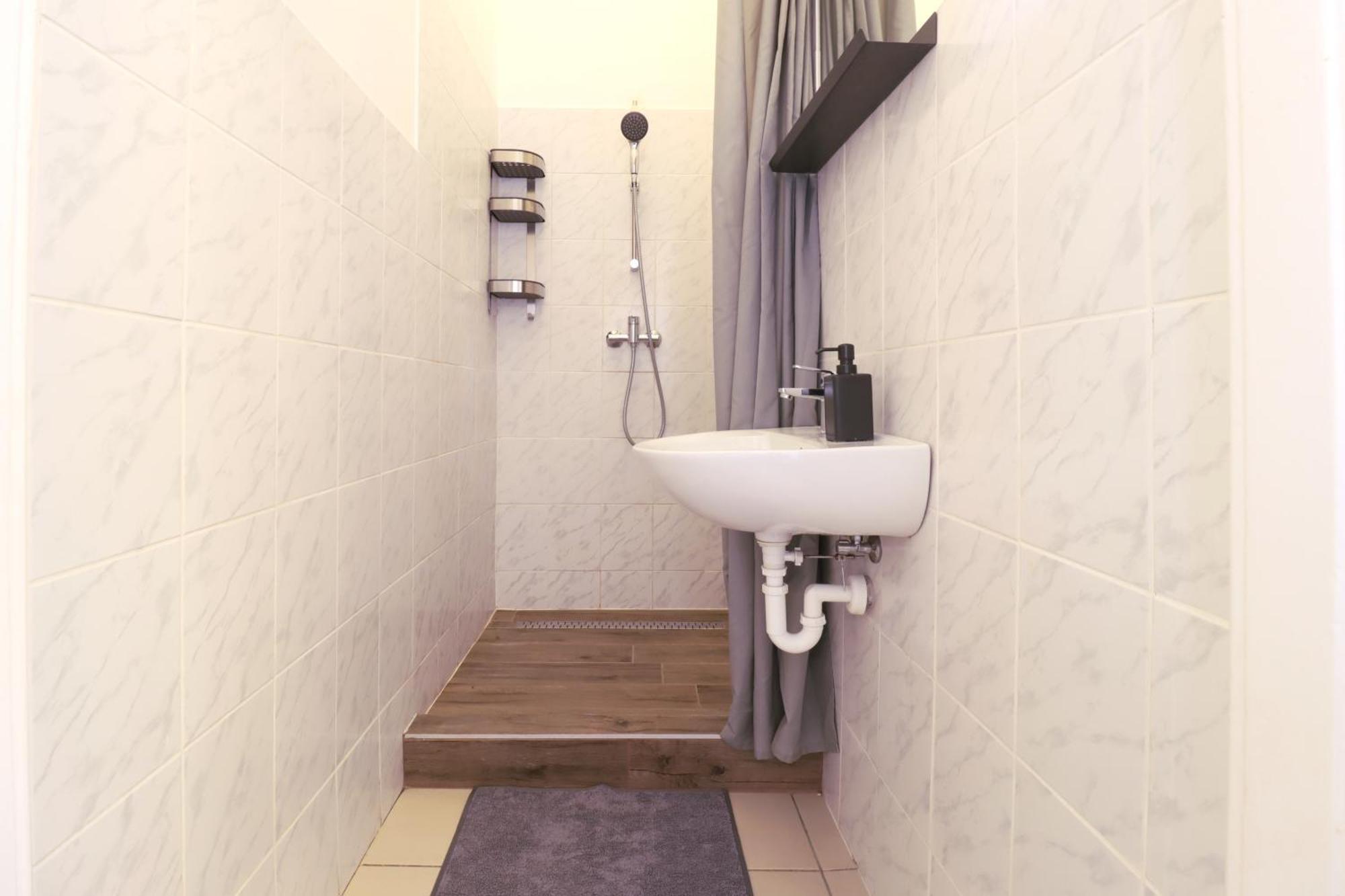 Joseph Boulevard Apartment - 3Bdr, 2Bath, 8Ppl Budapest Exteriör bild