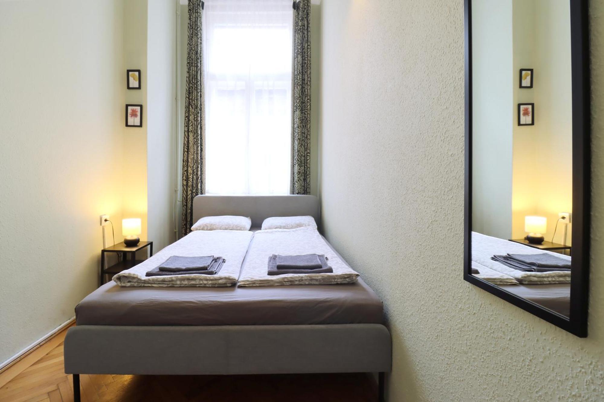 Joseph Boulevard Apartment - 3Bdr, 2Bath, 8Ppl Budapest Exteriör bild