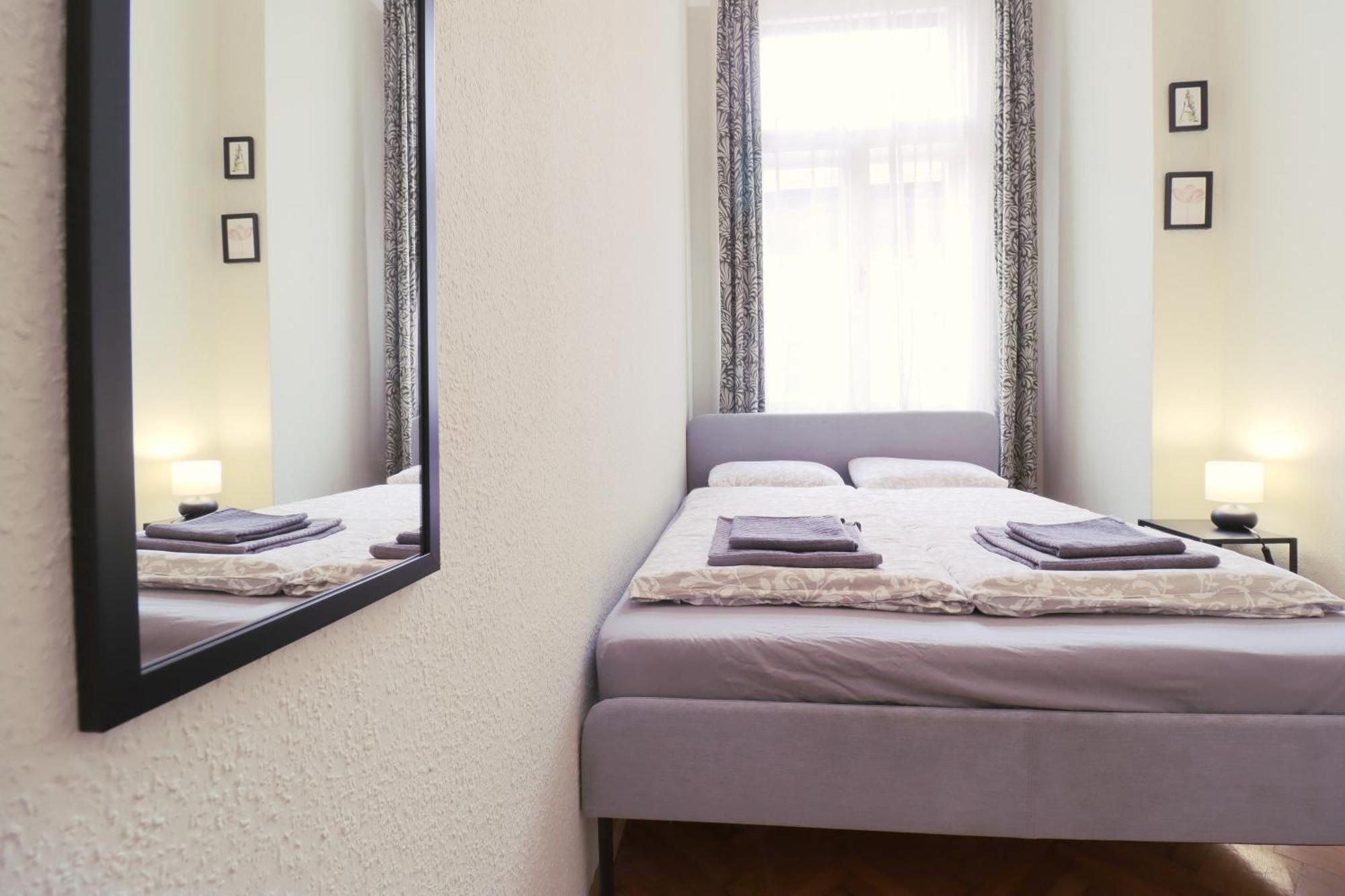 Joseph Boulevard Apartment - 3Bdr, 2Bath, 8Ppl Budapest Exteriör bild