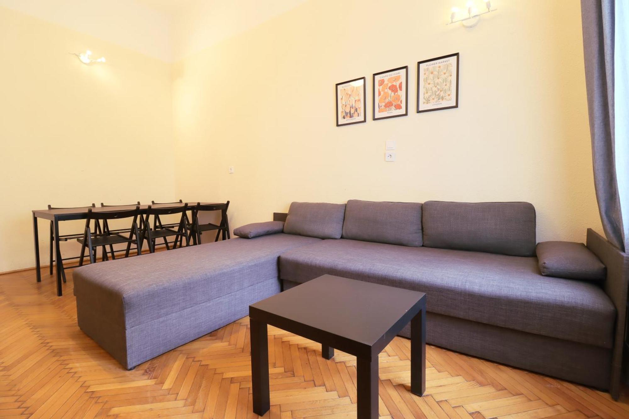 Joseph Boulevard Apartment - 3Bdr, 2Bath, 8Ppl Budapest Exteriör bild