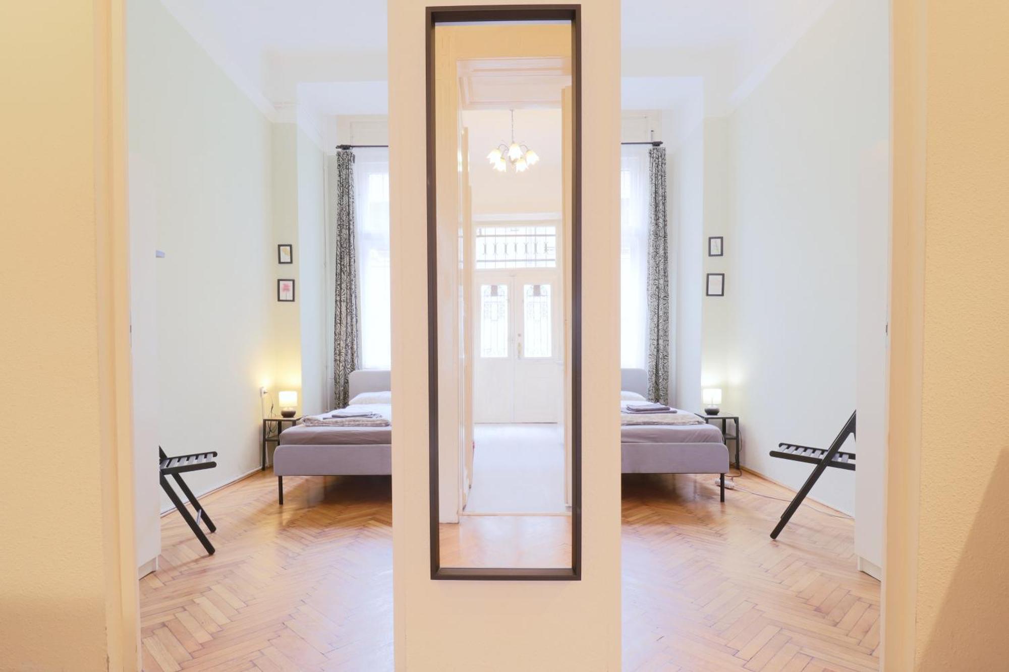 Joseph Boulevard Apartment - 3Bdr, 2Bath, 8Ppl Budapest Exteriör bild