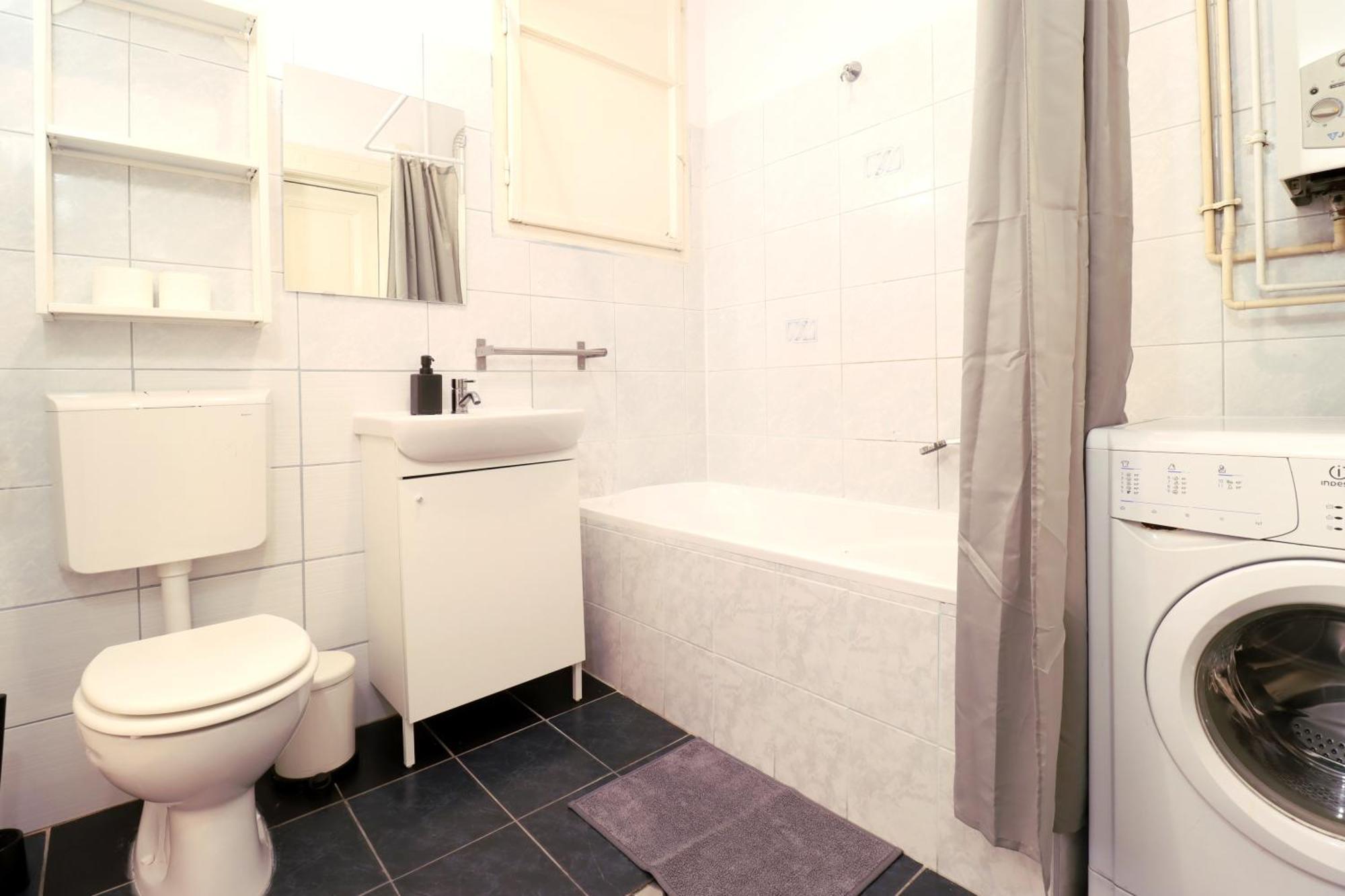 Joseph Boulevard Apartment - 3Bdr, 2Bath, 8Ppl Budapest Exteriör bild