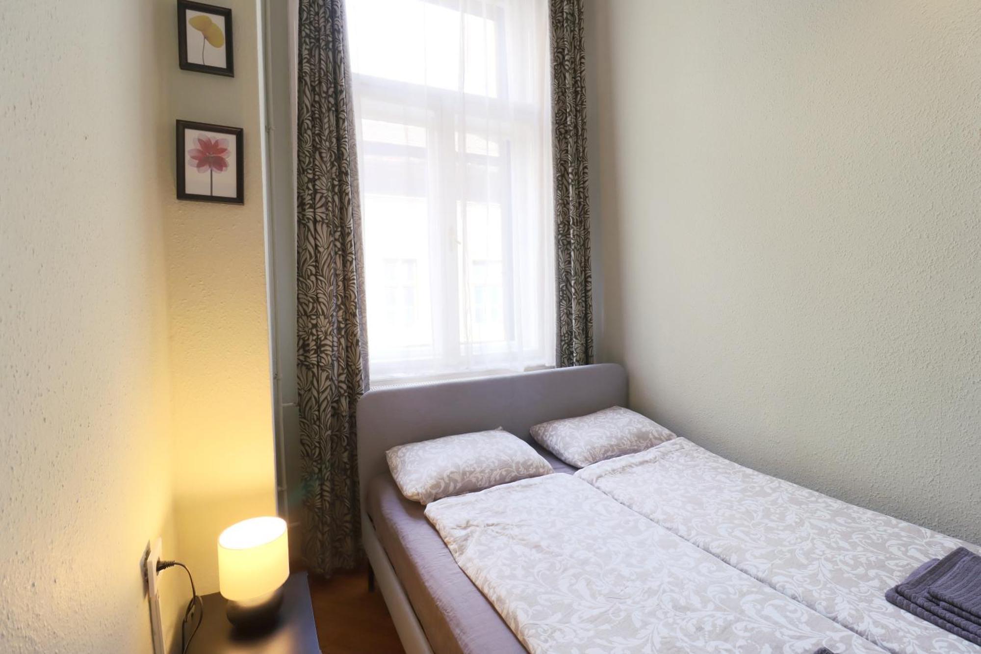 Joseph Boulevard Apartment - 3Bdr, 2Bath, 8Ppl Budapest Exteriör bild
