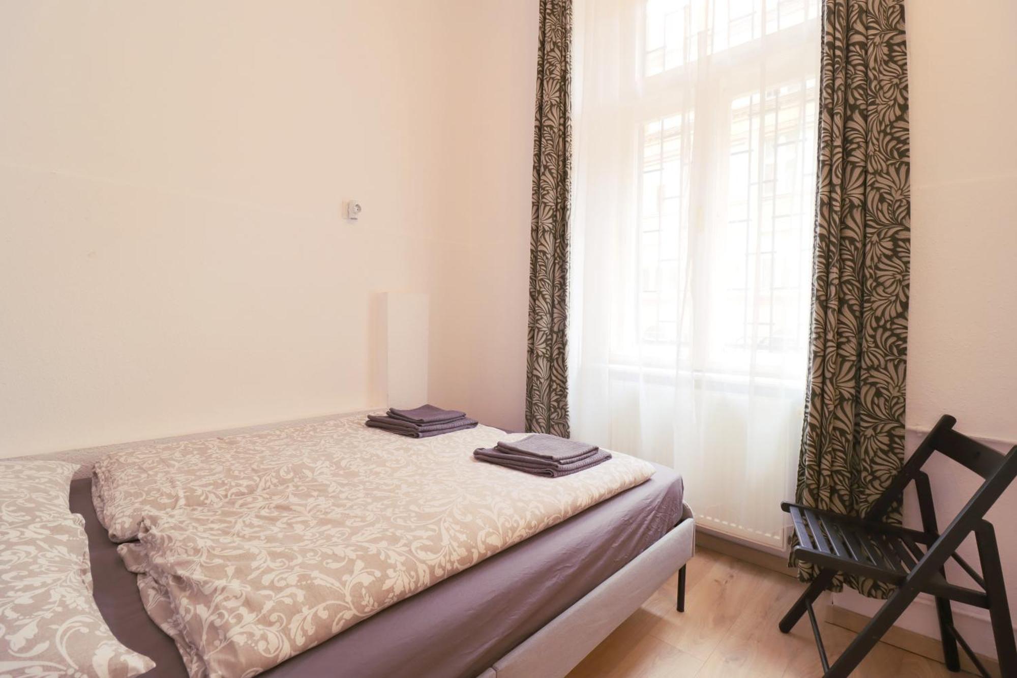 Joseph Boulevard Apartment - 3Bdr, 2Bath, 8Ppl Budapest Exteriör bild