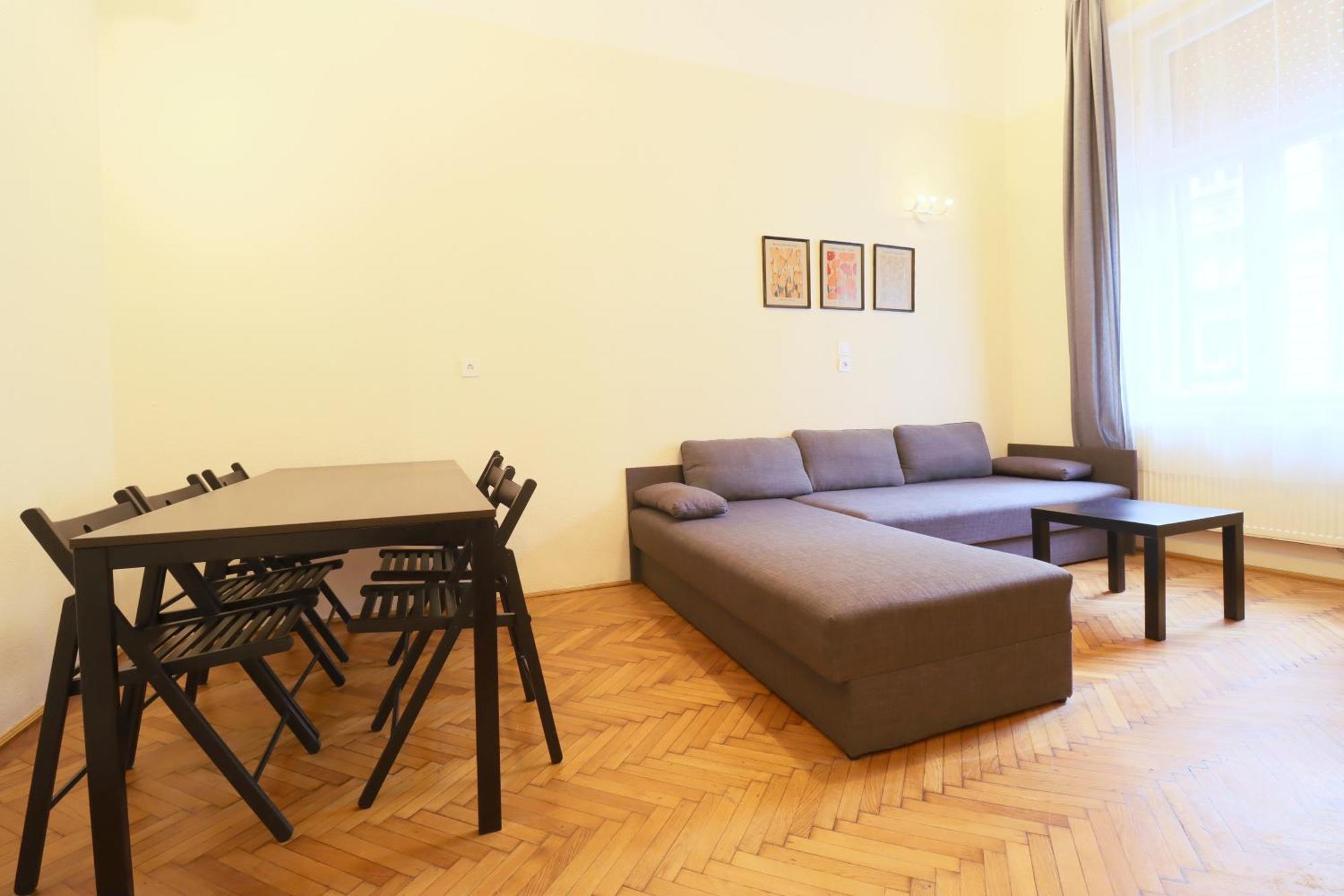 Joseph Boulevard Apartment - 3Bdr, 2Bath, 8Ppl Budapest Exteriör bild