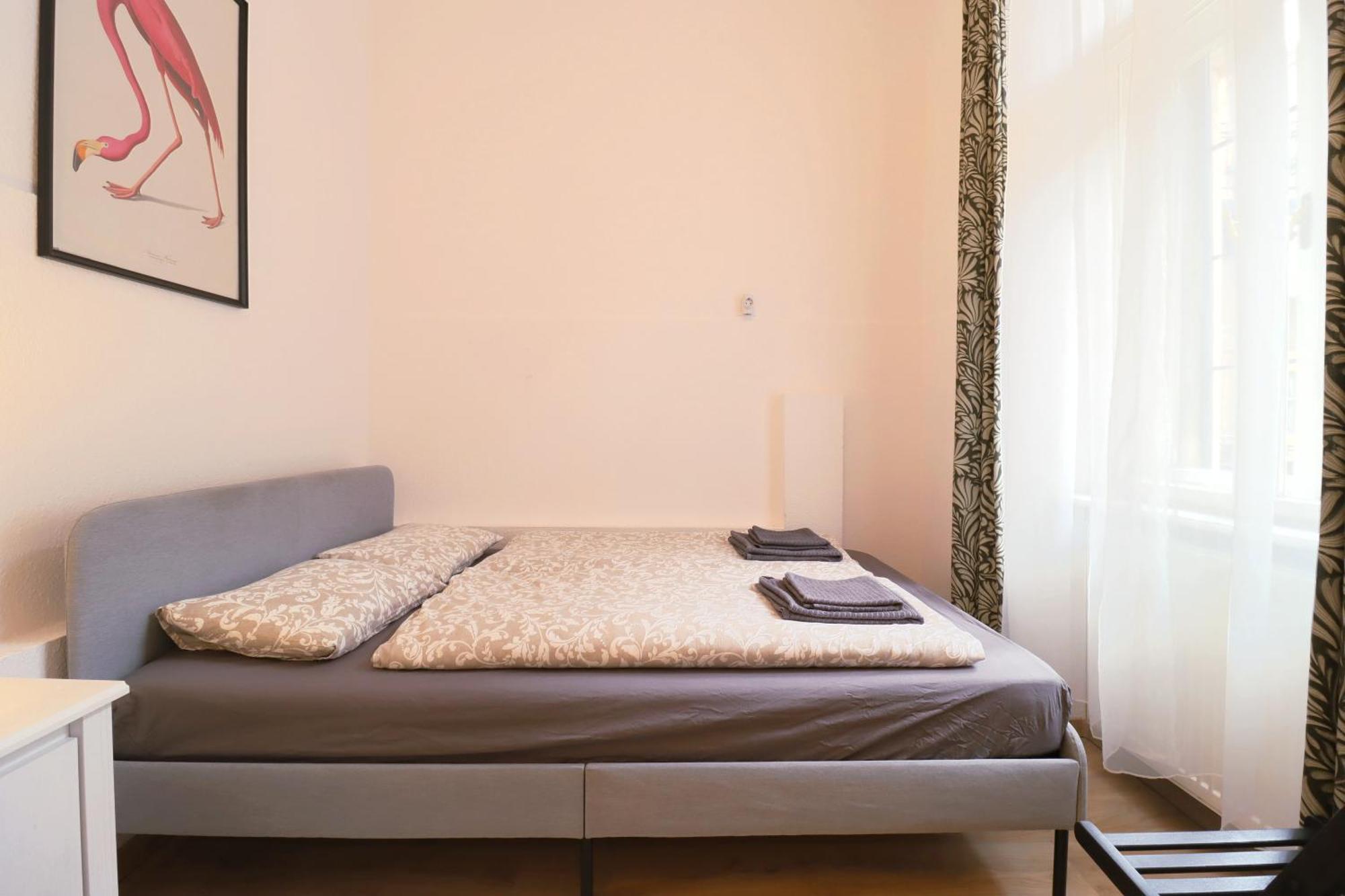 Joseph Boulevard Apartment - 3Bdr, 2Bath, 8Ppl Budapest Exteriör bild