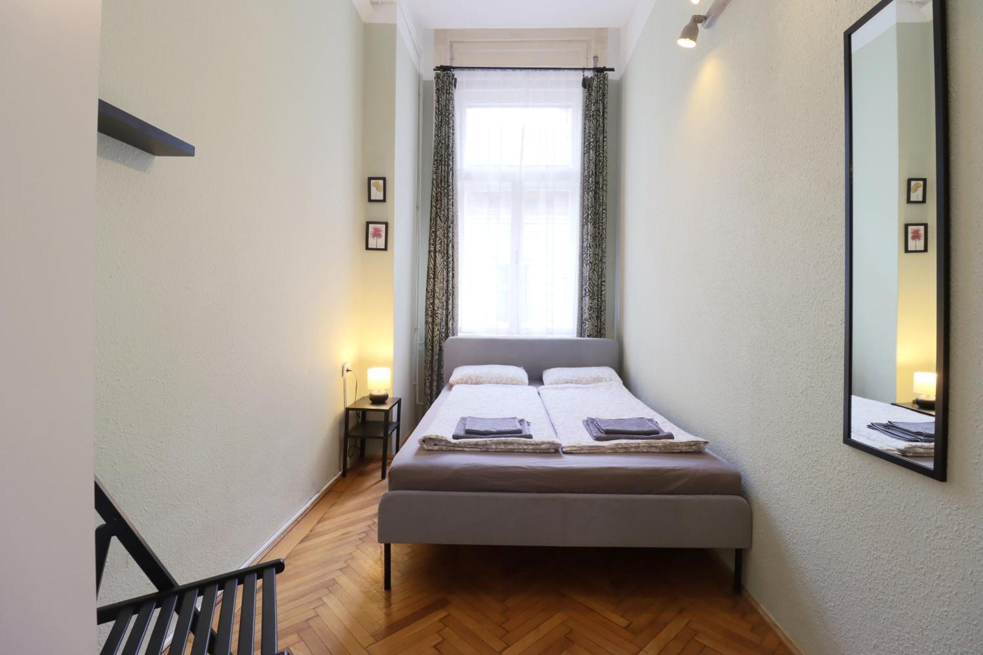 Joseph Boulevard Apartment - 3Bdr, 2Bath, 8Ppl Budapest Exteriör bild