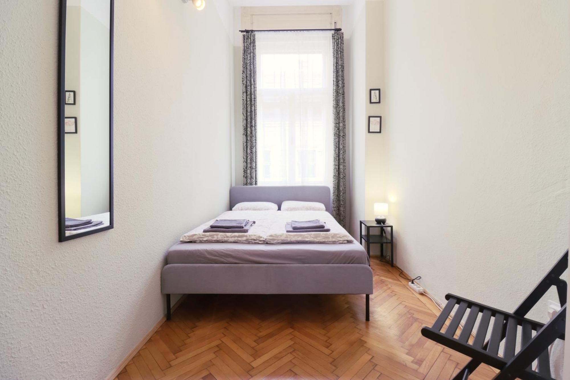Joseph Boulevard Apartment - 3Bdr, 2Bath, 8Ppl Budapest Exteriör bild