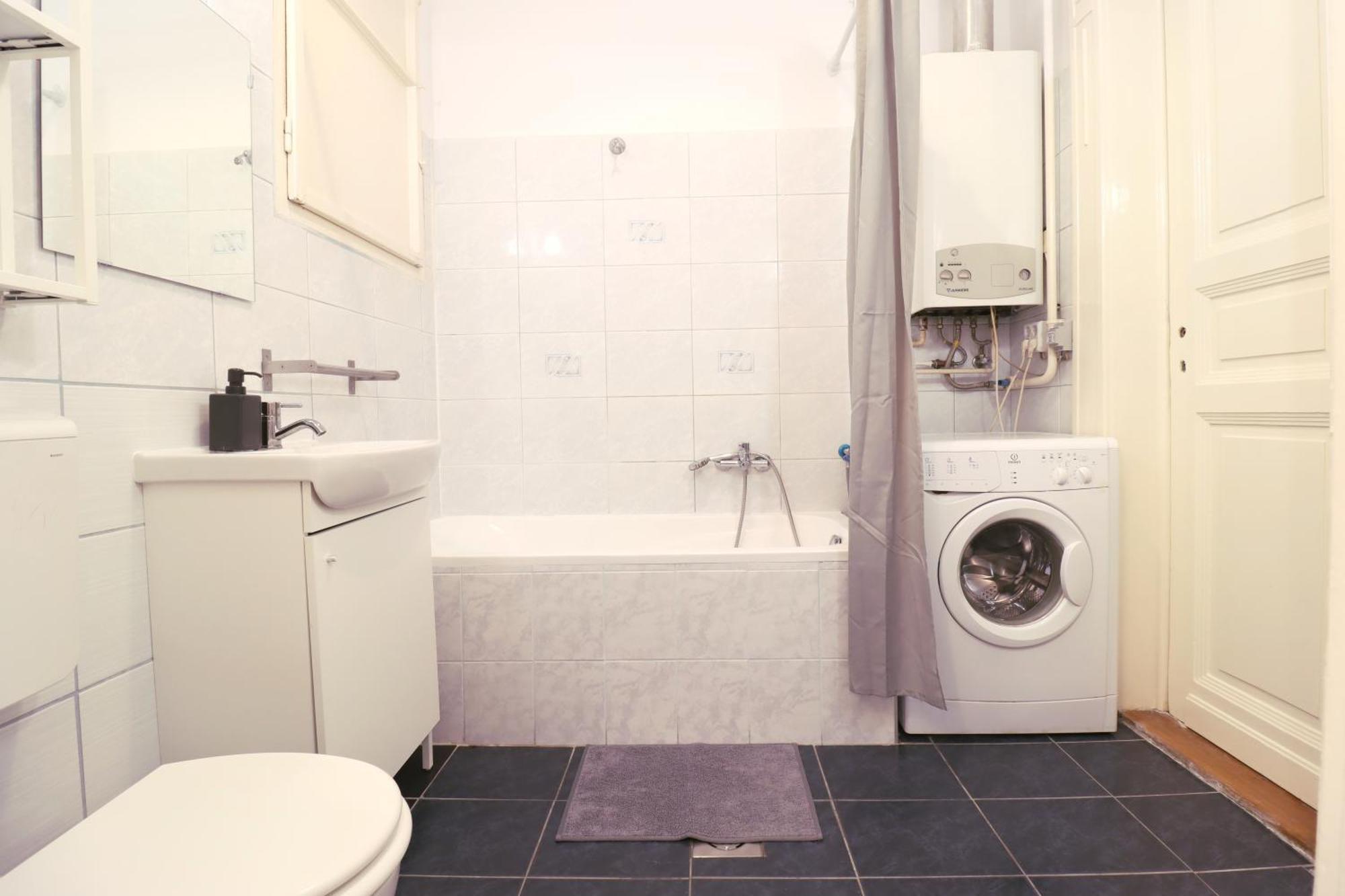 Joseph Boulevard Apartment - 3Bdr, 2Bath, 8Ppl Budapest Exteriör bild