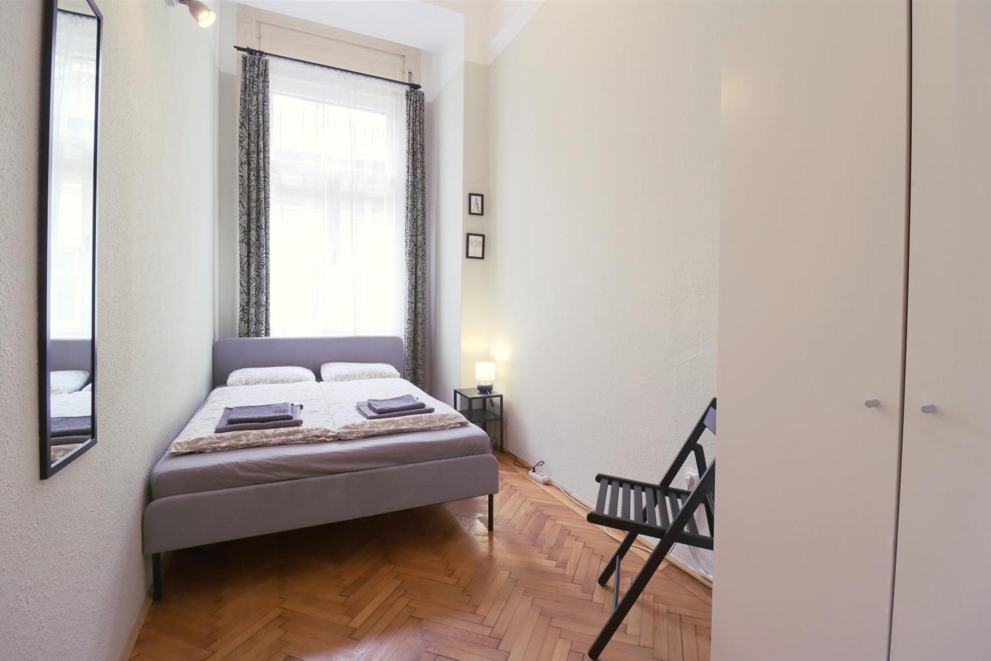 Joseph Boulevard Apartment - 3Bdr, 2Bath, 8Ppl Budapest Exteriör bild