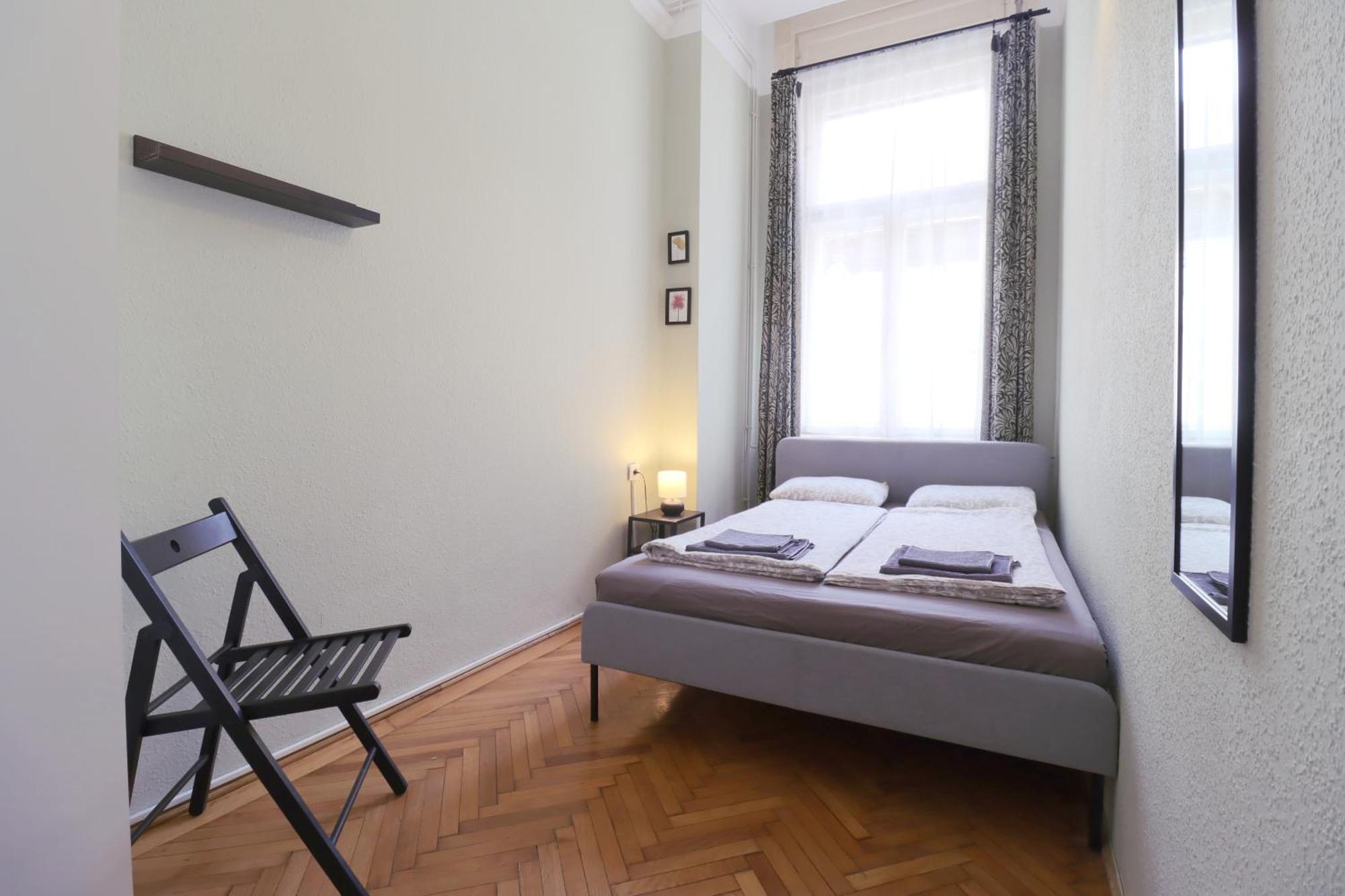 Joseph Boulevard Apartment - 3Bdr, 2Bath, 8Ppl Budapest Exteriör bild